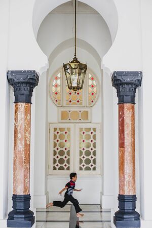 Kuala Kangsar - 25 Dec 2016 : A child running at Perak royal mosqueのeditorial素材