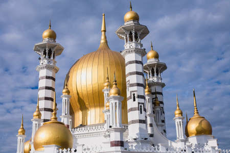 Kuala Kangsar - 25 Dec 2017:  Golden domes and minarets of Perak royal mosque, Masjid Ubudiahのeditorial素材