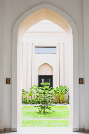 Shah Alam - 25 November 2017 : Pathway to interior garden at Masjid Diraja Tengku Ampuan Jemaahのeditorial素材