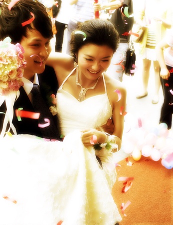 a young couple on their wedding dayの写真素材