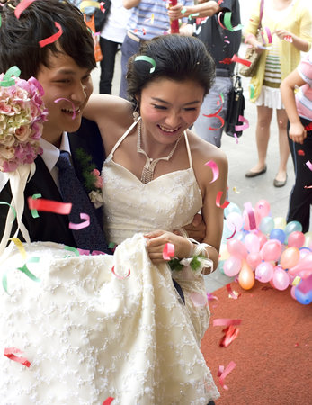 a young couple on their wedding dayの写真素材