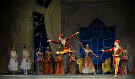 CHENGDU - DECEMBER 24: Russian royal ballet perform Swan Lake ballet at Jinsha theater December 24, 2008 in Chengdu, China.のeditorial素材