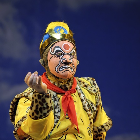 Chinese opera actor perform face off by mask of face paintingのeditorial素材