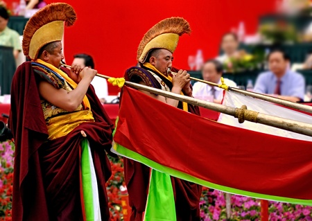 CHENGDU - MAY 23: Lama blow tibetan long horn in the 1st International Festival of the Intangible Cultural Heritage China,2007 on May 23, 2007 in Chengdu, China.
のeditorial素材