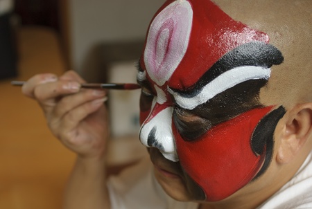 CHENGDU - Jul 26: a chinese opera actor is painting his face backstage at JinJiang theater on Jul 26,2007 in Chengdu,China.のeditorial素材