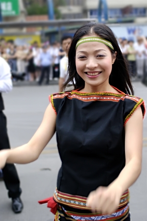 CHENGDU - MAY 23: Vietnamese artist perform folk dance in the 1st International Festival of the Intangible Cultural Heritage China,2007 on May 23, 2007 in Chengdu, China.のeditorial素材