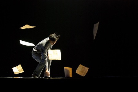 CHENGDU - DEC 11: Beijing Dance Academy perform chinese Solo dance "Poem of long river" at JINCHENG theater.Dec 11,2007 in Chengdu, China.Choreographer: Xiao Xiangrong, Chang Xiaoni, Cast: Sun Ruiのeditorial素材