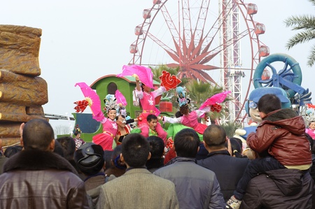 CHENGDU - FEB 3: People gathered happily to watch acrobatic performance during chinese new year in an amusement park on Feb 3, 2011 in Chengdu,China.のeditorial素材