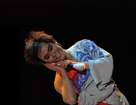 CHENGDU - DEC 12: Beijing Dance Academy perform chinese solo dance "handwriting addict" at JINCHENG theater in the 7th national dance competition of china.Dec 12,2007 in Chengdu, China.のeditorial素材