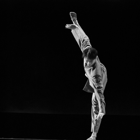 CHENGDU - DEC 11: Beijing Dance Academy perform chinese Solo dance "Poem of long river" at JINCHENG theater in the 7th national dance competition of china.Dec 11,2007 in Chengdu, China.のeditorial素材
