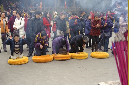 CHENGDU - FEB 5: People praying to Buddha in temple during chinese new year on Feb 5, 2011 in Chengdu, China.Many people want to relieve their worries and difficulties by burning incense and praying to Buddha during festivals.It's part of the important trのeditorial素材