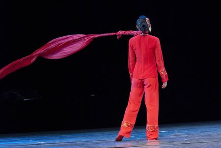 CHENGDU - DEC 9: Art Institute of Sichuan University perform chinese duo dance YaoGu's wedding at JINCHENG theater in the 7th national dance competition of china.Dec 9,2007 in Chengdu, China.
Choreographer: Yang Xiangdong, Gao Bin, actor: Tang Linjia,Hai のeditorial素材