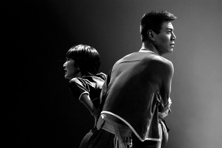CHENGDU - DEC 10: Duo dance Through thick and thin performed by Sichuan Song and Dance Theatre at JINCHENG theater in the 7th national dance competition of china on DEC 10,2007 in Chengdu, China.のeditorial素材
