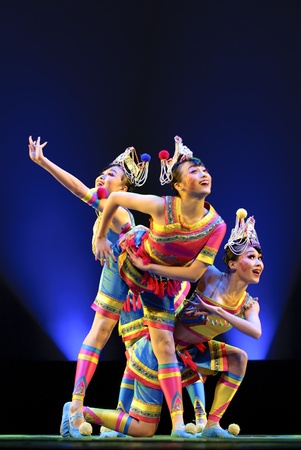 CHENGDU - DEC 10: Trio dance Laugh,Fun,Play performed by Hangzhou Song and Dance Troupe at JINCHENG theater in the 7th national dance competition of china on DEC 10,2007 in Chengdu, China.のeditorial素材