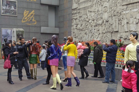 CHENGDU - FEB 7: People on a busy pedestrian shopping street in downtown during chinese new year on Feb 7, 2011 in Chengdu, China.のeditorial素材