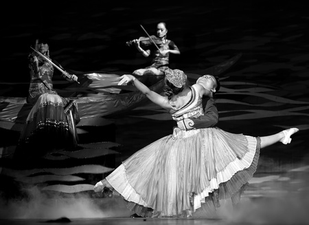 CHENGDU - SEP 26: chinese Yi ethnic dance performed by song and dance troupe of Liangshan Yi autonomous prefecture at JIAOZI theater.Sep 26,2010 in Chengdu, China.のeditorial素材