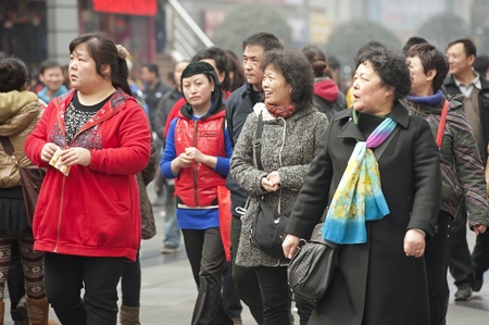 CHENGDU - FEB 7: People pass through a busy pedestrian shopping street in downtown during chinese new year on Feb 7, 2011 in Chengdu, China.のeditorial素材