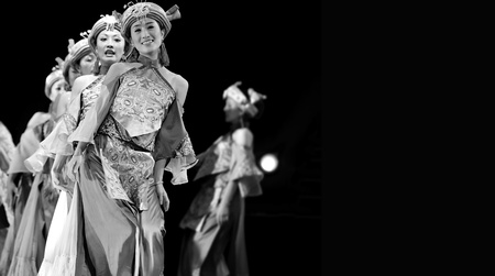 CHENGDU - SEP 28: chinese Qiang ethnic dancers perform on stage at Sichuan experimental theater.Sep 28,2010 in Chengdu, China.のeditorial素材