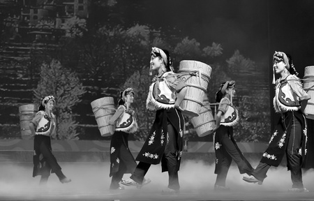 CHENGDU - SEP 27: chinese Tibetan ethnic dancers perform on stage at Sichuan experimental theater.Sep 27,2010 in Chengdu, China.のeditorial素材