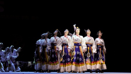 CHENGDU - SEP 28: chinese Tibetan ethnic dancers perform on stage in the 6th Sichuan minority nationality culture festival at JINJIANG theater.Sep 28,2010 in Chengdu, China.のeditorial素材