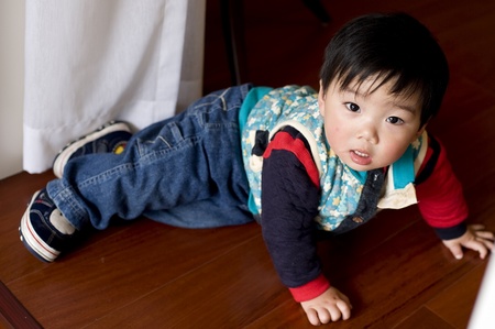 baby on floor の写真素材