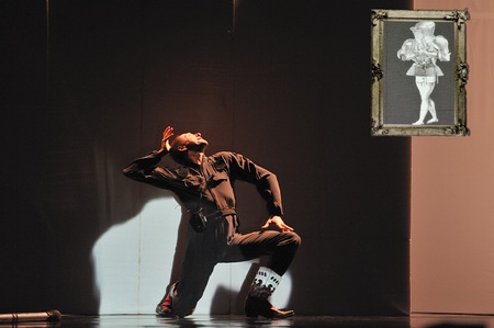 CHENGDU - APR 20: Frence modern dancer performs Dance contemporary on stage at at JINSHA theater on Apr 20, 2011 in Chengdu, China.The dancer is the famous France modern hoofer Dominique Boivin.のeditorial素材