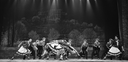 CHENGDU - SEP 27: chinese Tibetan ethnic dancers perform on stage at Sichuan experimental theater.Sep 27,2010 in Chengdu, China.のeditorial素材