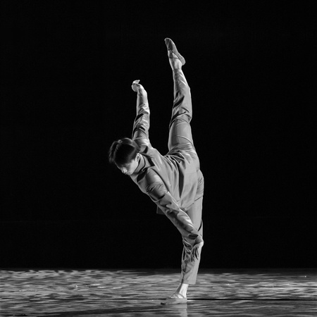 CHENGDU - DEC 9: Modern Solo dancer performs on stage at JINCHENG theater in the 7th national dance competition of china.Dec 9,2007 in Chengdu, China.のeditorial素材