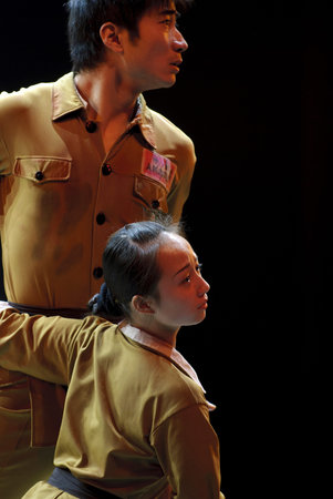 CHENGDU - DEC 9: Beijing Dance Academy perform chinese trios dance My motherland at JINCHENG theater in the 7th national dance competition of china.Dec 9,2007 in Chengdu, China.のeditorial素材