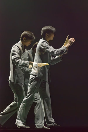 CHENGDU - DEC 20: professional modern dancer performs solo dance on stage at JINCHENG theater.Dec 20, 2007 in Chengdu, China.Choreographer: Xiao Xiangrong, Chang Xiaoni, Cast: Sun Ruiのeditorial素材