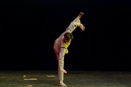CHENGDU - DEC 15: professional modern dancer performs solo dance on stage at JINCHENG theater.Dec 15, 2007 in Chengdu, China.Choreographer: Xiao Xiangrong, Chang Xiaoni, Cast: Sun Ruiのeditorial素材