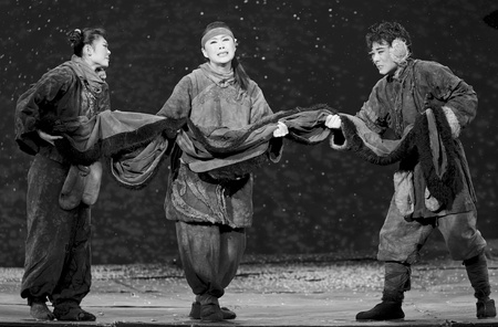 CHENGDU - MAY 29: chinese Ping opera performer make a show on stage to compete for awards at Xinan theater in 25th Chinese Drama Plum Blossom Award competition.May 29, 2011 in Chengdu, China.Chinese Drama Plum Blossom Award is the highest theatrical awarのeditorial素材