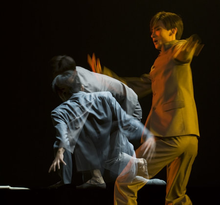 CHENGDU - DEC 20: professional modern dancer performs solo dance on stage at JINCHENG theater.Dec 20, 2007 in Chengdu, China.Choreographer: Xiao Xiangrong, Chang Xiaoni, Cast: Sun Ruiのeditorial素材