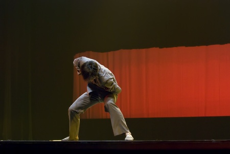 CHENGDU - DEC 20: Modern dancer performs solo dance on stage at JINCHENG theater.Dec 20,2007 in Chengdu, China.
Choreographer: Xiao Xiangrong, Chang Xiaoni, Cast: Sun Ruiのeditorial素材