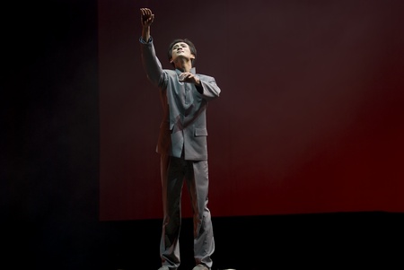 CHENGDU - DEC 11: professional modern dancer performs solo dance on stage at JINCHENG theater.Dec 11, 2007 in Chengdu, China.Choreographer: Xiao Xiangrong, Chang Xiaoni, Cast: Sun Ruiのeditorial素材