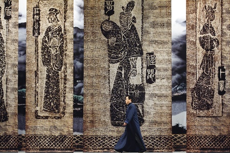 CHENGDU - MAY 30: chinese Beijing opera performer make a show on stage to compete for awards at Shengge theater in 25th Chinese Drama Plum Blossom Award competition.May 30, 2011 in Chengdu, China.Chinese Drama Plum Blossom Award is the highest theatricalのeditorial素材