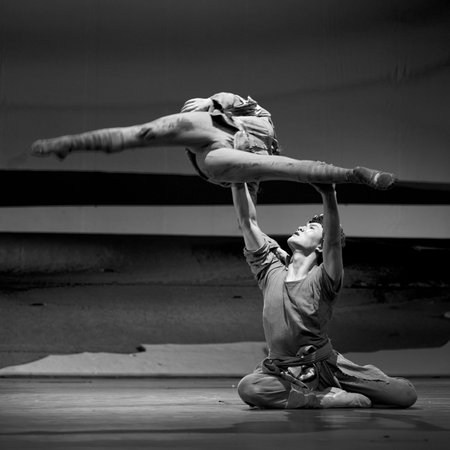 CHENGDU - MAY 25: Chinese Modern Dance Drama Red Army's flower perform on stage at Xinan theater on May 25, 2011 in Chengdu, China.のeditorial素材