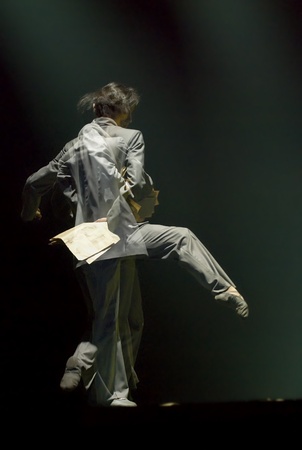 CHENGDU - DEC 20: professional modern dancer performs solo dance on stage at JINCHENG theater.Dec 20, 2007 in Chengdu, China.
Choreographer: Xiao Xiangrong, Chang Xiaoni, Cast: Sun Ruiのeditorial素材