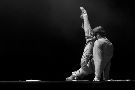 CHENGDU - DEC 11: professional modern dancer performs solo dance on stage at JINCHENG theater.Dec 11, 2007 in Chengdu, China.Choreographer: Xiao Xiangrong, Chang Xiaoni, Cast: Sun Ruiのeditorial素材