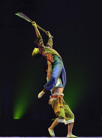 CHENGDU - DEC 13: chinese dancers perform duo dance on stage at JINCHENG theater.Dec 13,2007 in Chengdu, China.
Choreographer: Fu Xiaoqing, actor: Yan Yan, Wang Feiのeditorial素材