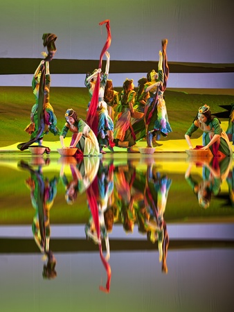 CHENGDU - MAY 25: Chinese Modern Dance Drama Red Army's flower perform on stage at Xinan theater on May 25, 2011 in Chengdu, China.のeditorial素材