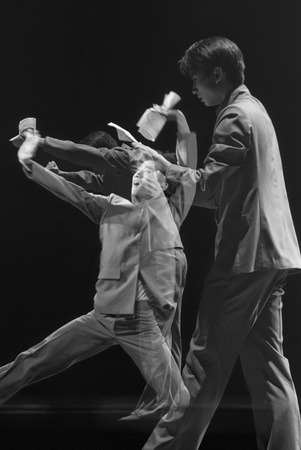 CHENGDU - DEC 20: professional modern dancer performs solo dance on stage at JINCHENG theater.Dec 20, 2007 in Chengdu, China.
Choreographer: Xiao Xiangrong, Chang Xiaoni, Cast: Sun Ruiのeditorial素材
