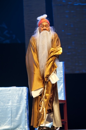 CHENGDU - JUN 5: chinese Sichuan opera performer make a show on stage to compete for awards in 25th Chinese Drama Plum Blossom Award competition at Chongzhou theater.Jun 5, 2011 in Chengdu, China.Chinese Drama Plum Blossom Award is the highest theatricalのeditorial素材