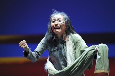 CHENGDU - MAY 25: Chinese Modern Dance Drama Red Army's flower perform on stage at Xinan theater on May 25, 2011 in Chengdu, China.のeditorial素材