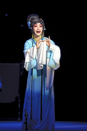 CHENGDU - JUN 4: chinese Sichuan opera performer make a show on stage to compete for awards in 25th Chinese Drama Plum Blossom Award competition at Xinan theater.Jun 4, 2011 in Chengdu, China.
Chinese Drama Plum Blossom Award is the highest theatrical awaのeditorial素材