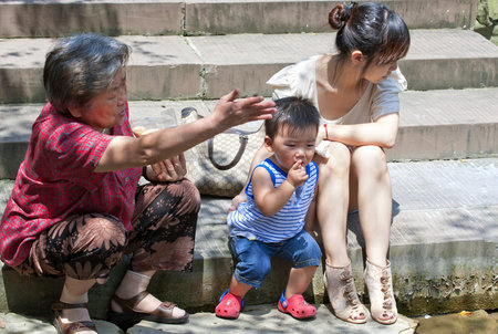 baby playing at the watersideの写真素材