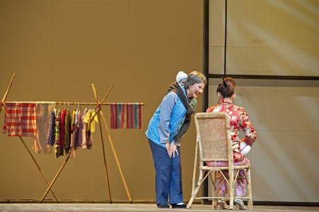 CHENGDU - JUN 5: Chinese Suzhou Burlesque Drama performer make a show on stage to compete for awards in 25th Chinese Drama Plum Blossom Award competition at Jincheng theater.Jun 5, 2011 in Chengdu, China.
Chinese Drama Plum Blossom Award is the highest thのeditorial素材