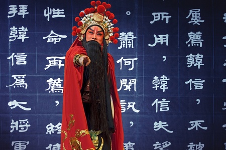 CHENGDU - JUN 1: chinese Beijing opera performer make a show on stage to compete for awards in 25th Chinese Drama Plum Blossom Award competition at Shengge theater.Jun 1, 2011 in Chengdu, China.
Chinese Drama Plum Blossom Award is the highest theatrical aのeditorial素材