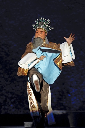 CHENGDU - JUN 1: chinese Beijing opera performer make a show on stage to compete for awards in 25th Chinese Drama Plum Blossom Award competition at Shengge theater.Jun 1, 2011 in Chengdu, China.Chinese Drama Plum Blossom Award is the highest theatrical aのeditorial素材