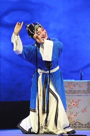 CHENGDU - JUN 8: Chinese Chu opera performer make a show on stage to compete for awards in 25th Chinese Drama Plum Blossom Award competition at Experimental theater.Jun 8, 2011 in Chengdu, China.Chinese Drama Plum Blossom Award is the highest theatrical のeditorial素材
